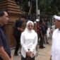 Dedi Mulyadi meninjau pembangunan gapura baru di Gedung Sate bertema Candi Bentar