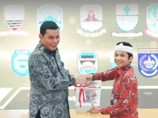 Bupati Purwakarta Saepul Bahri Binzein menerima penghargaan Opini Wajar Tanpa Pengecualian (WTP) dari BPK di kantor Badan Pemeriksa Keungan (BPK) RI Perwakilan Provinsi Jawa Barat, di Bandung, Selasa 9 Juni 2026.