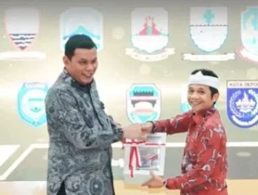 Bupati Purwakarta Saepul Bahri Binzein menerima penghargaan Opini Wajar Tanpa Pengecualian (WTP) dari BPK di kantor Badan Pemeriksa Keungan (BPK) RI Perwakilan Provinsi Jawa Barat, di Bandung, Selasa 9 Juni 2026.