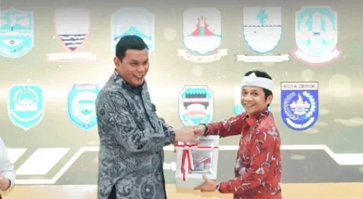 Bupati Purwakarta Saepul Bahri Binzein menerima penghargaan Opini Wajar Tanpa Pengecualian (WTP) dari BPK di kantor Badan Pemeriksa Keungan (BPK) RI Perwakilan Provinsi Jawa Barat, di Bandung, Selasa 9 Juni 2026.