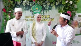 Bupati Purwakarta Om Zein saat menikahkan salah satu pasangan pengantin lewat program Nikah Hemat.