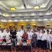 Bupati Purwakarta, Saepul Bahri Binzein saat sesi foto bersama dalam agenda Muskab Kadin Purwakarta ke-VII di Prime Plaza Hotel Purwakarta, Selasa 9 Juni 2026.