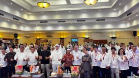 Bupati Purwakarta, Saepul Bahri Binzein saat sesi foto bersama dalam agenda Muskab Kadin Purwakarta ke-VII di Prime Plaza Hotel Purwakarta, Selasa 9 Juni 2026.
