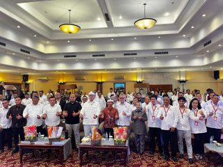 Bupati Purwakarta, Saepul Bahri Binzein saat sesi foto bersama dalam agenda Muskab Kadin Purwakarta ke-VII di Prime Plaza Hotel Purwakarta, Selasa 9 Juni 2026.