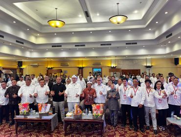 Bupati Purwakarta, Saepul Bahri Binzein saat sesi foto bersama dalam agenda Muskab Kadin Purwakarta ke-VII di Prime Plaza Hotel Purwakarta, Selasa 9 Juni 2026.