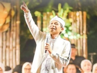 Bupati Purwakarta Saepul Bahri Binzein (Om Zein) saat menyapa ribuan warga yang hadir dalam acara Safari Cinta di lapangan belakang Kantor Kecamatan Pondoksalam, Sabtu 13 Juni 2026 malam. Foto: Istimewa.