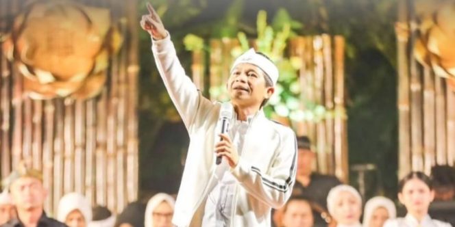 
 Bupati Purwakarta Saepul Bahri Binzein (Om Zein) saat menyapa ribuan warga yang hadir dalam acara Safari Cinta di lapangan belakang Kantor Kecamatan Pondoksalam, Sabtu 13 Juni 2026 malam. Foto: Istimewa.