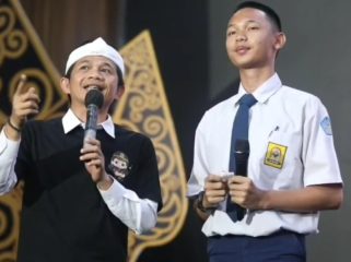 Bupati Purwakarta Saepul Bahri Binzein saat berdialog dengan siswa SMP dalam Festival Jaksa Masuk Sekolah (JMS) di Bale Yudisthira, Setdakab Purwakarta, Kamis 18 Juli 2026. Foto: Istimewa