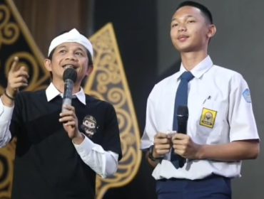 Bupati Purwakarta Saepul Bahri Binzein saat berdialog dengan siswa SMP dalam Festival Jaksa Masuk Sekolah (JMS) di Bale Yudisthira, Setdakab Purwakarta, Kamis 18 Juli 2026. Foto: Istimewa