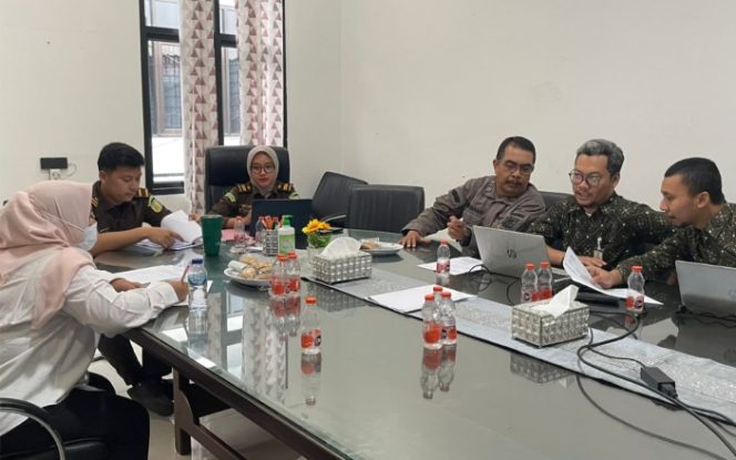 
 Pemanggilan perwakilan 37 perusahaan yang menunggak iuran BPJS Ketenagakerjaan di Kantor Kejaksaan Negeri Purwakarta. Foto: istimewa
