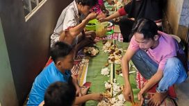 Warga Kampung Sukarata RT 19 RW 06 menggelar acara ngaliwet sebagai bentuk syukur perbaikan jalan lingkungan.