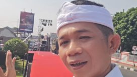 Bupati Purwakarta Saepul Bahri Binzein (Om Zein) saat mengecek persiapan acara festival budaya peringatan Hari Jadi Purwakarta.