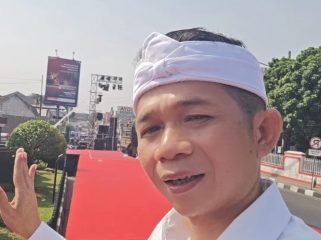 Bupati Purwakarta Saepul Bahri Binzein (Om Zein) saat mengecek persiapan acara festival budaya peringatan Hari Jadi Purwakarta.