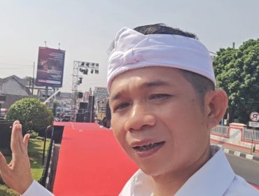 Bupati Purwakarta Saepul Bahri Binzein (Om Zein) saat mengecek persiapan acara festival budaya peringatan Hari Jadi Purwakarta.