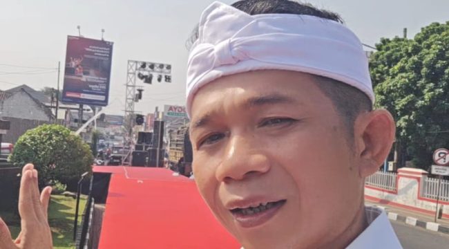 Bupati Purwakarta Saepul Bahri Binzein (Om Zein) saat mengecek persiapan acara festival budaya peringatan Hari Jadi Purwakarta.